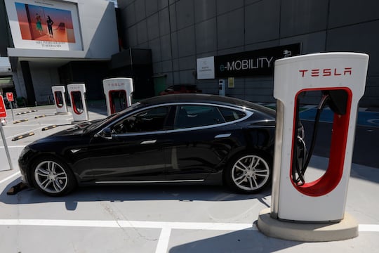 Der Automobilhersteller Tesla betreibt sein eigenes Ladenetz