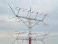 Eine drehbare Sendeantenne fr 6 - 26 MHz. Im Sockel ist der Sender untergebracht.