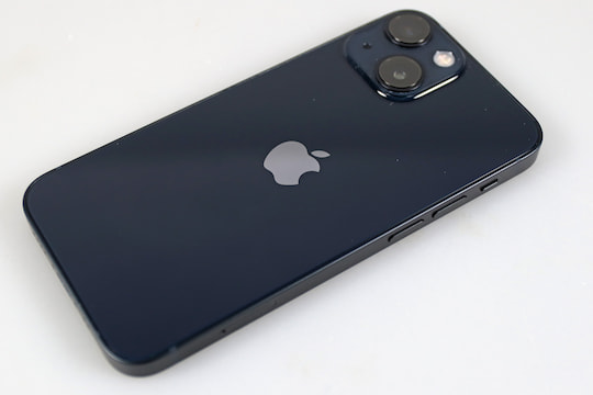 Die Glasrckseite des iPhone 13 mini: Induktives Laden ist mglich