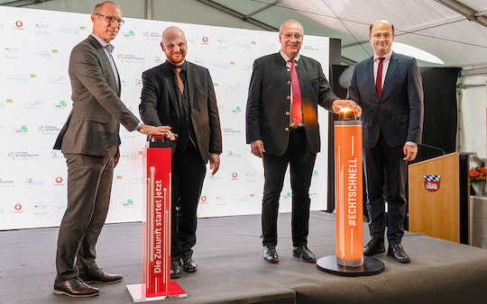 Jrgen Raith von Vodafone, atene-KOM-Geschftsfhrer Tim Brauckmller sowie Landrat Franz Lffler und Bayerns Finanzminister Albert Fracker (v.l.n.r.) lobten die nachhaltige Netzplanung im Landkreis Cham