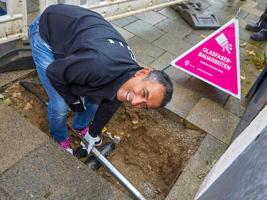 Telekom-Deutschland-Chef Srini Gopalan legt selbst Hand an. In Mnchen will sein Unternehmen 300.000 FTTH-Anschlsse bauen