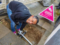 Telekom-Deutschland-Chef Srini Gopalan legt selbst Hand an. In Mnchen will sein Unternehmen 300.000 FTTH-Anschlsse bauen