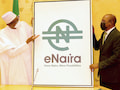 Muhammadu Buhari (l.), Prsident von Nigeria, und Godwin Emefiele, Gouverneur der Zentralbank stellen ein Plakat zur Einfhrung einer digitalen Whrung namens eNaira vor