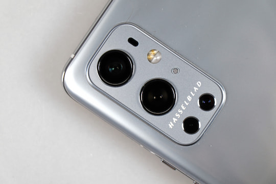 Wie wohl die Kamera des OnePlus 10 (Pro) designt sein wird? (Bild: OnePlus 9 Pro) 