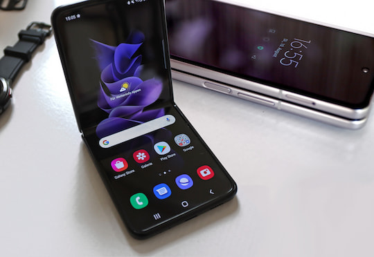 Samsung Galaxy Z Flip 3 5G (vorne) und ein zusammengeklapptes Galaxy Z Fold 3 5G (hinten): Android 12 soll Probleme machen