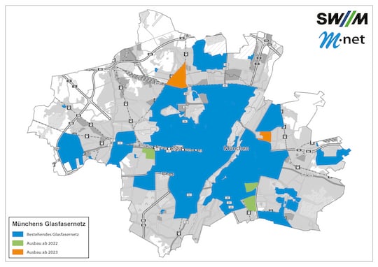 auf den Umrissen der Stadt Mnchen sind blaue, grne und orange Quartiere eingezeichnet, die den Status quo sowie die Ausbauvorhaben des Glasfaserausbaus fr 2022 und 2023 darstellen
