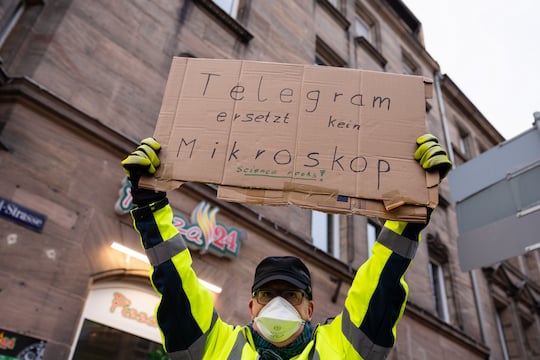 Telegram ersetzt kein Mikroskop - Protest gegen die Corona-Leugner, die sich auf Telegram gerne austoben.