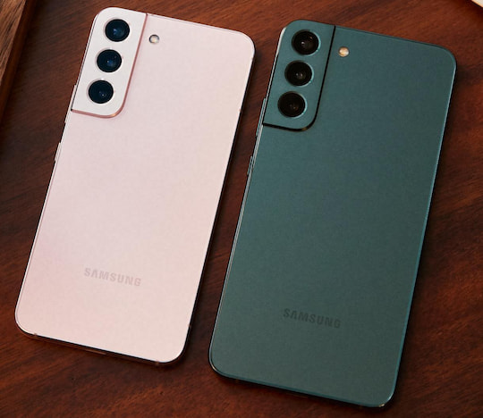 Samsung Galaxy S22 (l.) und Galaxy S22+