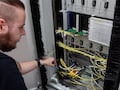 Telekom-Techniker Patrick Mller verkabelt die NGMA-Systeme.