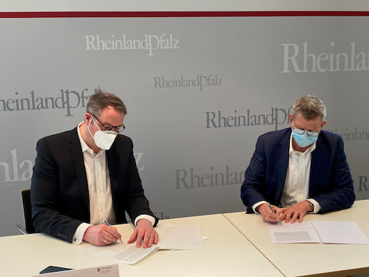 Alexander Schweitzer, Digitalminister von Rheinland-Pfalz (l.), und Thorsten Dirks, CEO von Deutsche Glasfaser, unterschreiben die Absichtserklrung fr den Bau von  700.000 Glasfaseranschlssen