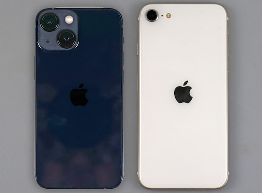 iPhone 13 mini (l.) und iPhone SE (2022)