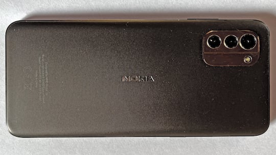 Die Rckseite des G11 in der Farbe Charcoal (anthrazit/braun) mit 3 Kameras und einer Blitz-LED.