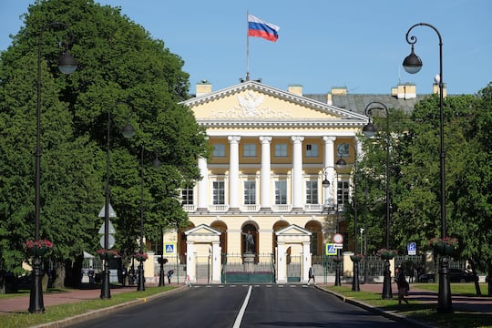 Das Rathaus von St. Petersburg, wo Wladimir Putin sich in den 1990er Jahren um internationale Beziehungen kmmerte. Die Deutsche Telekom hat Russland jetzt verlassen.