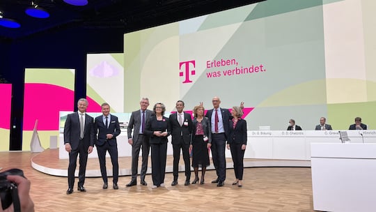 Der Telekom Vorstand von links: Adel Al-Saleh (T-Systems), Thorsten Langheim (US, M&A), Christian P. Illek (Finanzen), Claudia Nemat (Technik), Srini Gopalan (Deutschland), Dominique Leroy (Europa), Tim Httges (CEO), Birgit Bohle (Personal)