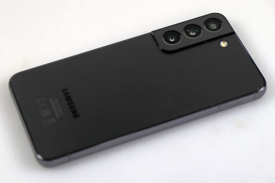 Lithium-Ionen-Akkus in Smartphones (Bild: Galaxy S22) sollten laut TV Sd nie ganz entladen und nie voll aufgeladen werden