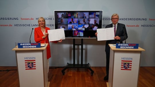 Hessen Digitalministerin Prof. Dr. Kristina Sinemus (links) und Ministerprsident Volker Bouffier (rechts) stellen den Digitalpakt vor.