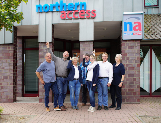 Support-Team beim Anbieter Northern Access vor einem Kundencenter