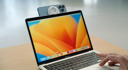 Ein iPhone als WebCam. Das Design von MacOS Ventura bringt viele orangene Farbtne.