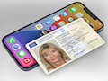 Die Online-Funktion von Personalausweisen kann mit Smartphones (Bild: iPhone) und der "Ausweisapp2" genutzt werden