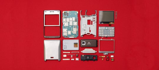 Ein fein suberlich zerlegtes Mobiltelefon (hier Nokia E-Serie) enthlt viele wertvolle Rohstoffe.