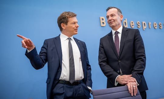 Bundesminister fr Digitales und Verkehr Volker Wissing (rechts) und Deutsche Bahnchef Richard Lutz (links)