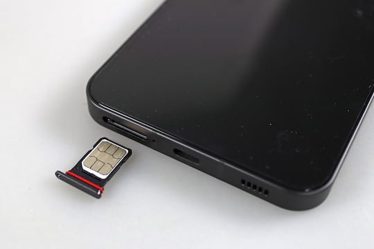 Der SIM-Kartenslot bietet Platz fr zwei Nano-SIM-Karten