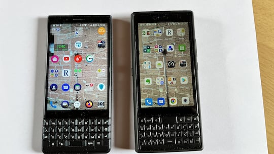 Das Original BlackBerry Key2LE (links) ist etwas heller und klarer als beim Nachfolger Titan Slim (rechts)