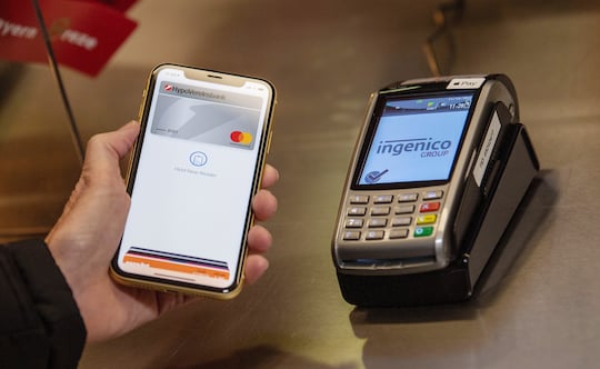Mobiles Bezahlen mit dem Smartphone am Beispiel von Apple Pay und einem iPhone