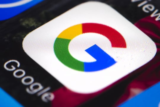 Das Google-Logo auf einem Smartphone. Die US-Internet-Suchmaschine Neeva tritt nun auch in Deutschland mit einem Dienst ohne Werbung und Tracking gegen Google an.