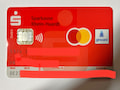 Die neue Girocard einer Sparkasse, hier mit Mastercard Debit kombiniert