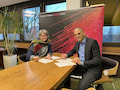Oberasbachs Erste Brgermeisterin Birgit Huber und Telekom Regionalmanager Thomas Vollrath unterzeichnen die Kooperationsvereinbarung fr den Glasfaserausbau