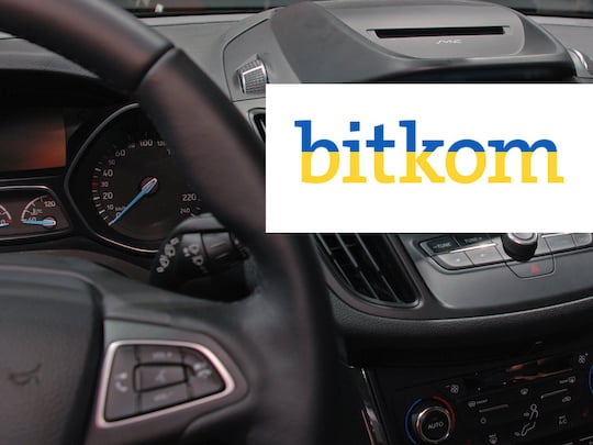 Digitale Sprachassistenten werden im Auto immer wichtiger, findet Bitkom