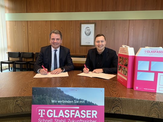Stefan Welzel (l.), Erster Brgermeister von Bad Wrishofen, und Telekom-Regionalmanager Daniel Frank unterzeichnen die Vereinbarung fr den Glasfaserausbau