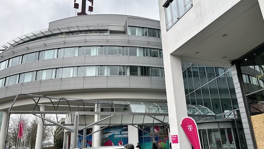Das Hauptquartier der Deutschen Telekom in Bonn. Die Pressekonferenz fand im Gebude in Rumen hinter der blauen Plakatewand statt.