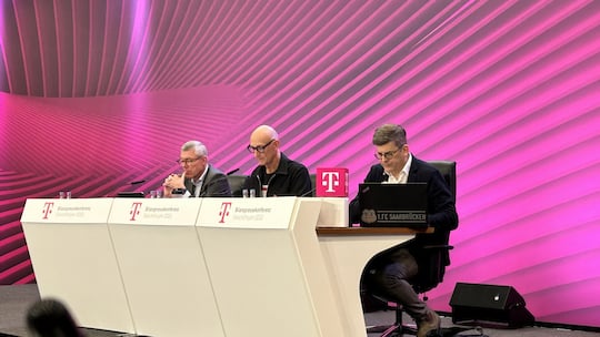 von links: Christian Illek (Finanzen), Tim Httges (Vorstand) und Philipp Schindera (Leiter Unternehmenskommunikation)