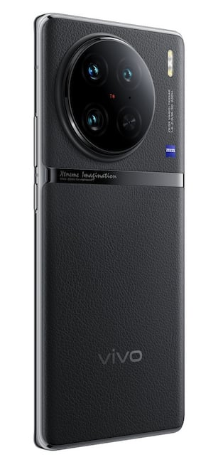 Das Vivo X90 Pro mit Blick auf die mit ZEISS entwickelte Kamera