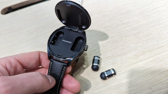 Huawei Watch Buds mit geffnetem Case und entfernten Kopfhrern