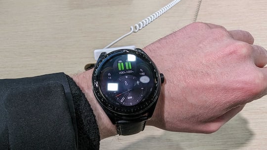 Die Huawei Watch Buds am Handgelenk