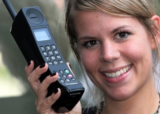 Motorola 3200 - der Knochen. Es konnte telefonieren und erst spter z.T. auch SMS.