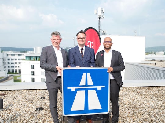 (v.l.r.): Stephan Krenz, CEO Autobahn GmbH, Oliver Luksic, Parl. StS beim BMDV und Abdu Mudesir, CTO Telekom Deutschland