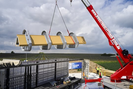 Der Ecopol Holzmast von Ecotelligent wird im Werk in 10 Meter langen Elementen vormontiert