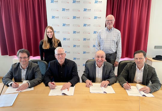 Vertreter von M-net, der miecom-Netzservice und der Gemeinden Holzheim, Gltt und Markt Aislingen unterzeichnen die Kooperationsvereinbarung fr den Glasfaserausbau