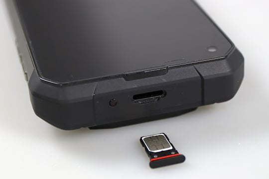 Der Schlitten fr zwei Nano-SIM-Karten kann mit dem Daumennagel herausgezogen werden.