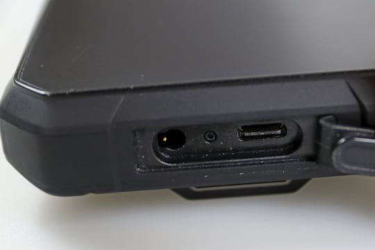 Die Unterseite wird von einer Gummilippe geschtzt, rechts die USB-C Ladebuchse, links die 3,5mm Klinkenbuchse. Die Mitte prft die Wasserfestigkeit.