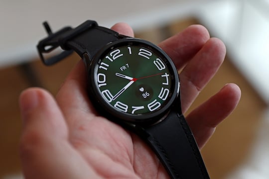 Uhrzeit-Anzeige auf der Samsung Galaxy Watch6 Classic