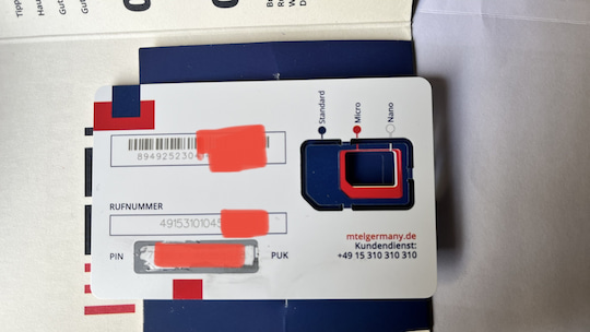 Die 3-in-1-SIM-Karte mit Karten- und Rufnummer, ferner PIN/PUK zum freirubbeln.
