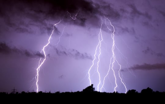 Blitzeinschlge treffen mitunter auch Sendemasten (Symbolbild)