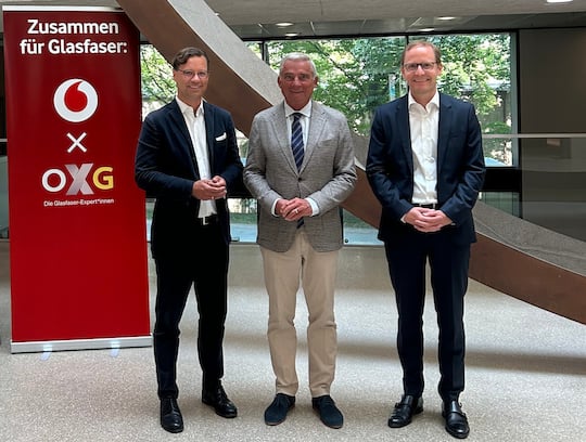 Michael Jungwirth (l.), Mitglied der Geschftsleitung von Vodafone Deutschland, und Stefan Rter, Chief Commercial Officer der OXG Glasfaser (r.), mit Baden-Wrttembergs Digitalisierungsminister Thomas Strobl 