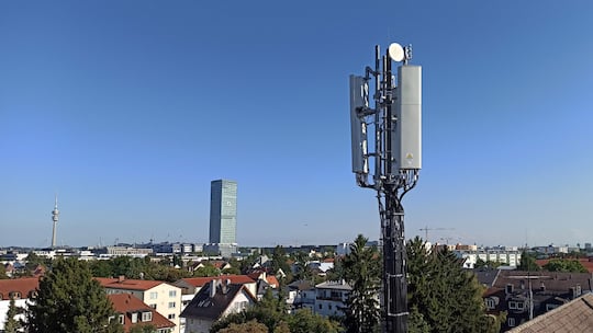In Stadt und Land wird ausgebaut, hier eine All-in-one-Antenne von Huawei