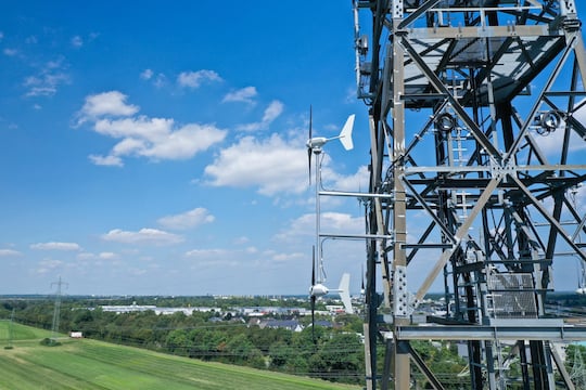 In Troisdorf bei Kln kommt der meiste Strom fr den Vantage Funkturm aus Mikrowindturbinen.